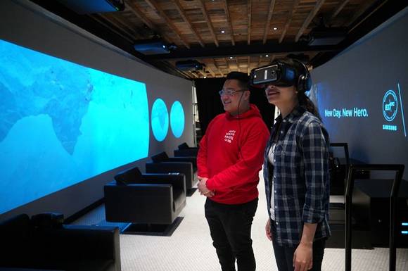 미국의 삼성전자 뉴욕 마케팅 센터 '삼성 837'에서 관람객들이 '기어 VR'을 체험을 해보고 있다.ⓒ삼성전자