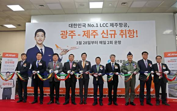 ▲ 제주항공은 28일 6번째 국내선인 광주~제주 노선을 신규 취항한다고 밝혔다. 이날 오전 10시 광주공항에서는 최규남 제주항공 대표이사 등이 참석한 가운데 취항식이 진행됐다.ⓒ제주항공