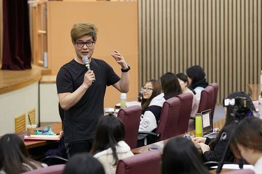 ▲ 28일 서울 노원구 서울여자대학교에서 강신주 박사가 '사랑에 관한 인문학적 성찰: 우리는 사랑을 얼마나 알고 있는가'를 주제로 강연을 진행하고 있다. ⓒ서울여대