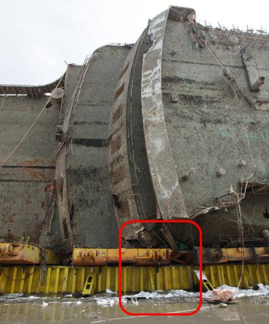 ▲ 반잠수선 갑판 위 유해 발견 위치.ⓒ해수부