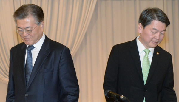 ▲ 다른 곳 바라보는 문재인 더불어민주당 전 대표와 안철수 국민의당 전 대표. ⓒ뉴시스