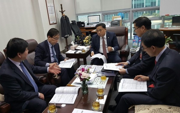 ▲ 박인용 제천부시장 등 제천시청 관계자들이 권석창 국회의원 사무실에서 내년도 정부예산 확보, 지원을 요청하는 간담회를 열고 있다.ⓒ제천시