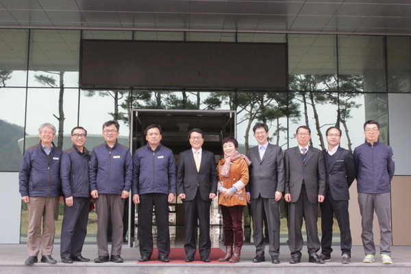 ▲ 이태희 대구지방고용노동청장(중간)이 지난 24일 한국수력원자력(주) 예천양수발전소를 찾아 현장 관계자와 기념촬영을 하고 있다.ⓒ예천군