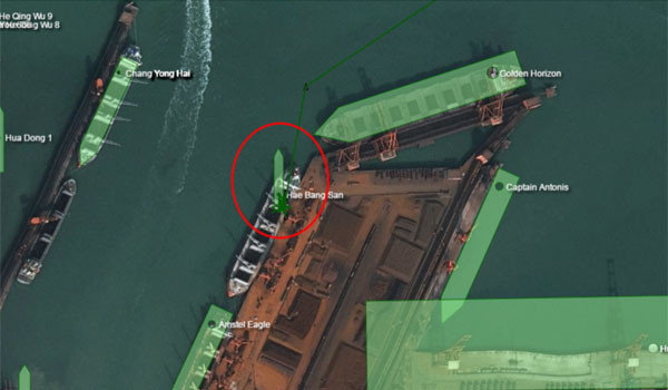▲ 中롄윈강 항에 정박 중인 북한 선박 '해방산' 호(붉은 원)의 모습. 中공산당은 믿을 수 없는 세력임을 보여준다. ⓒVOA 관련보도 화면캡쳐-구글 어스