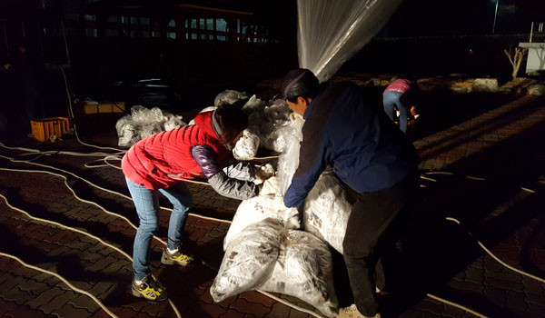 ▲ 자유북한운동연합과 북한인민해방전선 관계자들이 28일 오후 11시경 대북전단 살포를 준비 중이다. ⓒ자유북한운동연합 제공