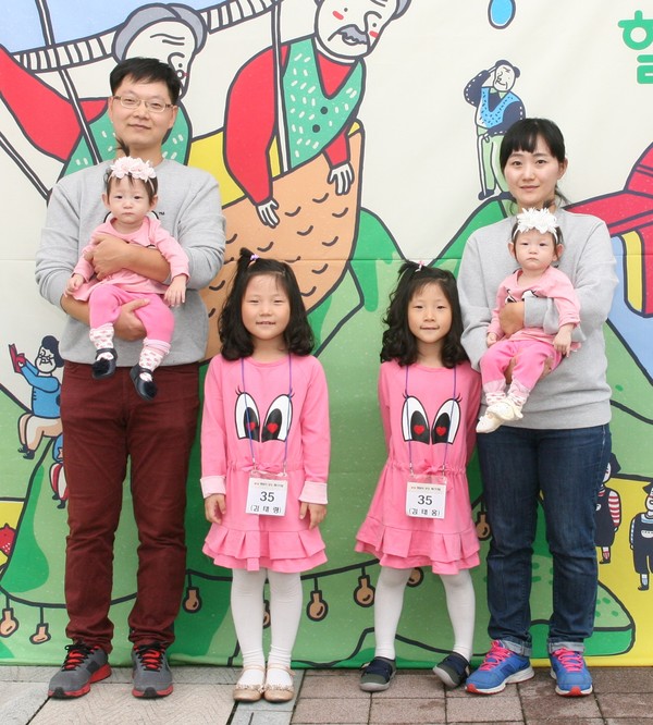 ▲ 지난해 ‘쌍둥이 힐링 페스티벌’에 참여한 쌍둥이 가족 모습.ⓒ단양군