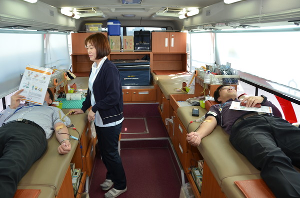 ▲ 제천경찰서 직원들이 충북혈액원 버스에서 헌혈을 하고 있다.ⓒ제천경찰서