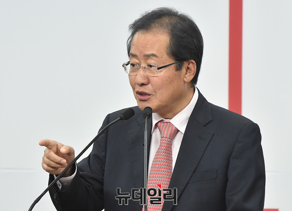 ▲ 자유한국당의 유력 대권주자인 홍준표 경남도지사가 29일 서울 여의도 중앙당사에서 복지정책공약을 발표하면서 질문자를 가리키고 있다. ⓒ뉴데일리 이종현 기자