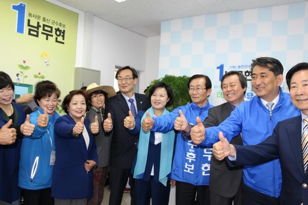 ▲ 더불어민주당 추미애 대표가 29일 보궐선거가 치러지는 충북 괴산을 방문해 같은 당 남무현 후보 지원에 나섰다.ⓒ더불어민주당 충북도당