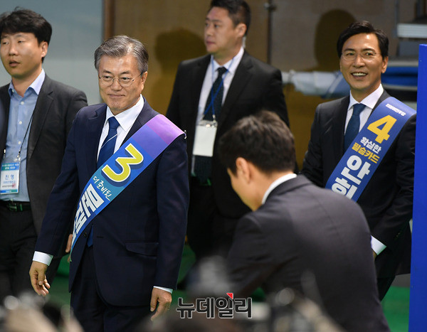 ▲ 더불어민주당 문재인, 안희정 대선 경선 후보가 29일 오후 대전 중구 충무체육관에 설치된 충청권 순회투표 현장에 들어서고 있다. ⓒ정상윤 기자