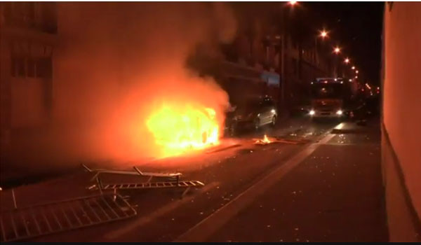 ▲ 지난 27일(현지시간) 중국인 시위대가 경찰서 옆에 세워져 있던 차량에 불을 지른 모습. ⓒ英BBC 관련보도 화면캡쳐