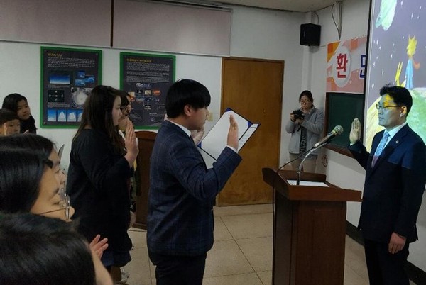 ▲ 단양교육지원청 영재교육원에 입학하는 학생들이 김대수 교육장(오른쪽)에게 입학 선서를 하고 있다.ⓒ단양교육지원청
