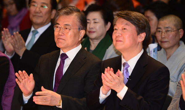 ▲ 더불어민주당 문재인 전 대표와 국민의당 안철수 전 대표가 지난 8일 서울 시청에서 열린 제33회 한국여성대회기념식에 참석해 박수를 치고 있다. ⓒ뉴시스