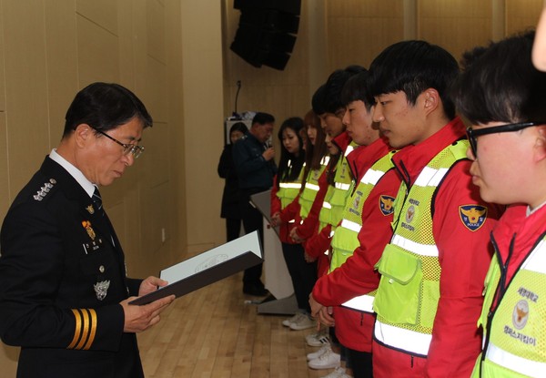 ▲ 전병용 제천경찰서장(왼쪽)이 세명대 캠퍼스 지킴이 학생들에게 위촉장을 전달하고 있다.ⓒ제천경찰서