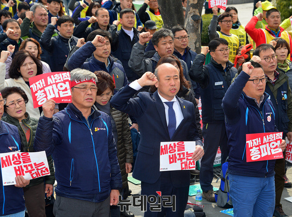 ▲ 29일 오후2시 서울 세종로소공원에서 열린 민노총 결의대회에 참석한 노조회원들. ⓒ뉴데일리 공준표 기자
