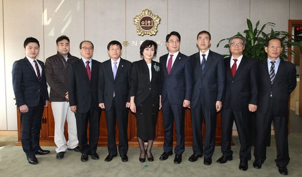 ▲ 충북도의회가 29일 박한범 의원 등 9명의 결산검사 위원에게 위촉장을 수여했다.ⓒ충북도의회