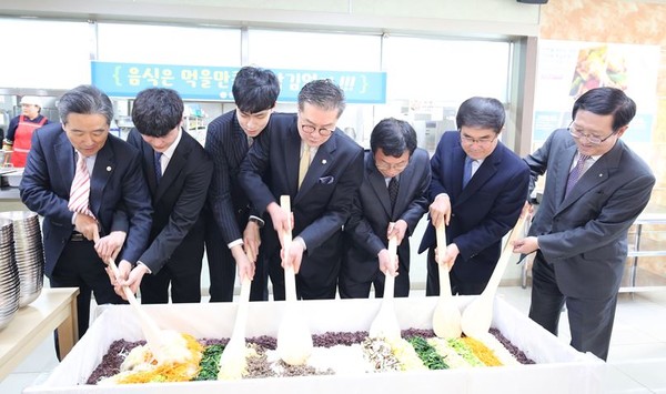 ▲ 충북도립대학이 29일 총학생회 해오름식을 진행한 후 총학생회 임원, 재학생, 교직원 및 내·외빈이 함께 비빔밥을 나눠 먹으며 화합을 다졌다.ⓒ충북도립대학