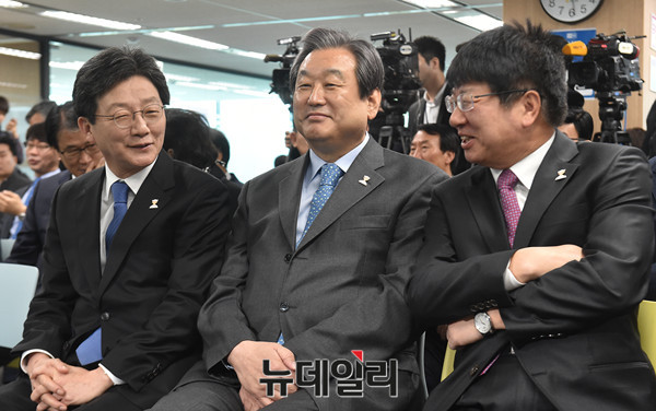 ▲ 바른정당의 대선 후보인 유승민 후보와 김무성 선거대책위원장, 이종구 정책위의장이 29일 오전 서울 여의도 중앙당사에서 뭔가를 논의하며 함께 웃고 있다. ⓒ뉴데일리 이종현 기자