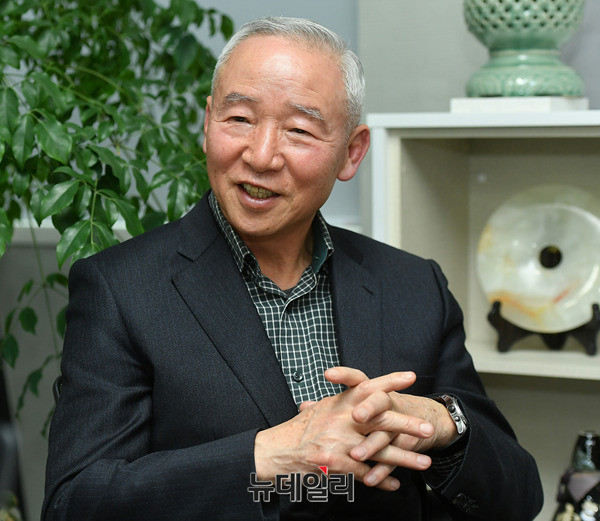 ▲ 28일 오후 서울 문정동 남재준 대선 후보 사무실에서 '인보길 초대석'이 진행됐다. 사진은 인터뷰 중인 남재준 후보.ⓒ뉴데일리 정상윤 기자