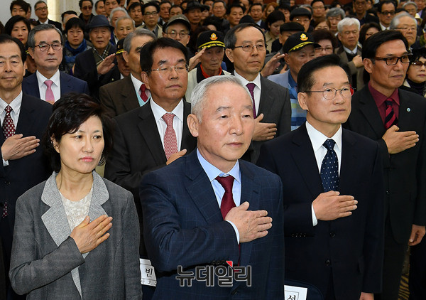 ▲ 대선출마 선언식 당시 국기에 대한 경례를 하는 남재준 후보. ⓒ뉴데일리 정상윤 기자