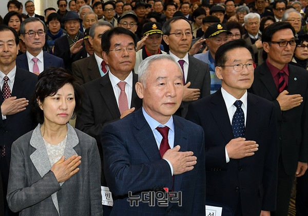 지난 24일 오전 서울 용산 전쟁기념관에서 열린 '남재준 대선 출마선언식' 진행 중, 남재준(맨 앞) 대선 후보가 국기에 대한 경례를 하고 있다.ⓒ뉴데일리 DB
