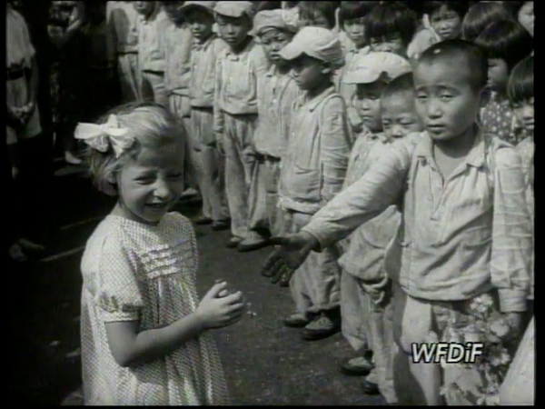 ▲ 폴란드 다큐멘터리 영화 Kim Ki Dok에서 북한 고아들과 폴란드 어린이가 인사를 나누고 있다.ⓒ계명대