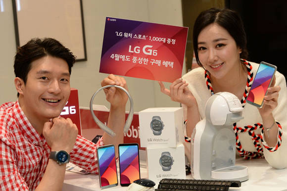 LG전자가 4월 한 달간 G6 구매고객 1000명에게 45만원 상당의 LG 스마트워치를 증정하는 이벤트를 진행한다. ⓒLGE