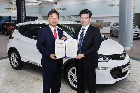 ▲ 제임스 김 한국지엠 사장(왼쪽)과 표현명 롯데렌탈 사장이 전기차 사업 활성화 MOU를 맺고 기념촬영을 하고 있다.ⓒ한국지엠