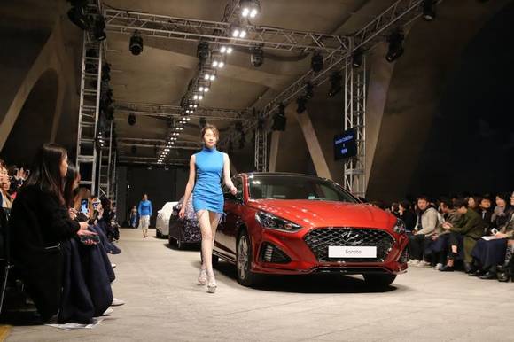 ▲ 현대자동차는 지난 28일 서울 동대문디자인플라자에서 열린 헤라서울패션위크에 참가애 쏘나타 콜렉션을 선보였다.ⓒ현대차