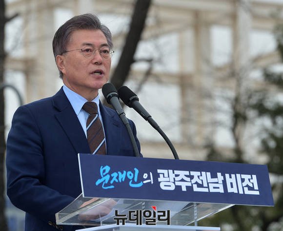 ▲ 20대 대선을 앞두고 정치권의 경제 공약이 포퓰리즘 논란에 시달리고 있다. 주요 대선 후보자들의 경제 공약은 일자리에 그친 데다가 그마저도 공공부분 일자리를 늘리는 내용이 대부분이다. 사진 문재인 더불어민주당 전 대표. ⓒ 뉴데일리