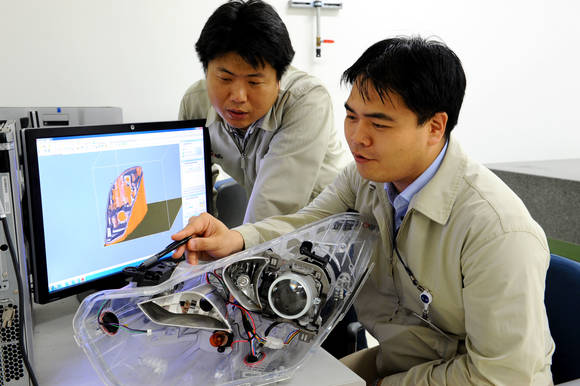 ▲ 현대모비스 연구진이 3D 프린터를 활용한 시험용 부품 개발을 진행 중이다.ⓒ현대모비스