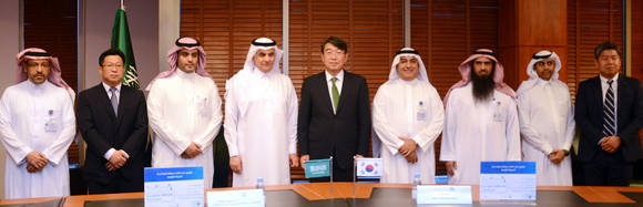 ▲ 두산중공업은 사우디아라비아 해수담수청과 RO 방식 해수담수화플랜턴설 공사 계약을 체결했다고 29일 밝혔다.(왼쪽 5번째)윤석원 두산중공업 Water BG장을 비롯한 관계자들이 참석해 기념촬영을 하고 있는 모습.ⓒ두산중공업