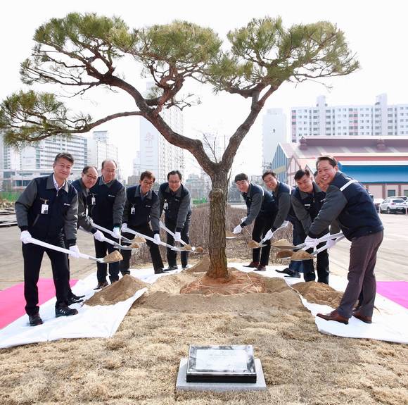 ▲ 장세욱 동국제강 부회장(사진 맨 왼쪽)과 박상규 동국제강 노조위원장(사진 맨 오른쪽)이 29일 동국제강 인천제강소에서 ‘2017년 노사 협력 선언식’을 갖고 기념 식수를 하고 있다.ⓒ동국제강