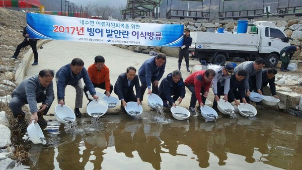 ▲ 지난 29일 성주군 금수면에 소재한 성주댐 일원에서 빙어 발안란 이식·방류 및 잉어류 치어 방류가 열렸다.ⓒ성주군