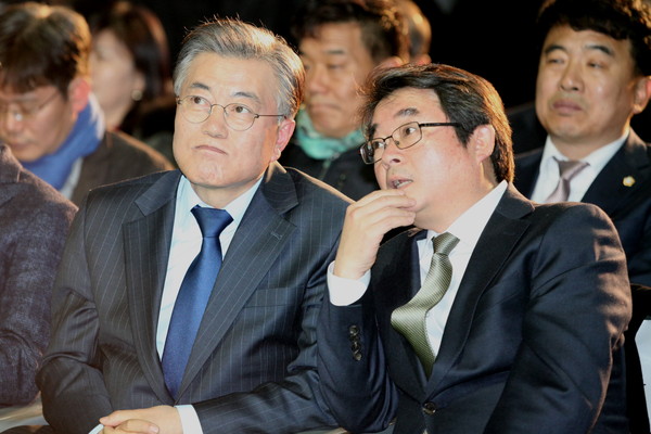 ▲ 지난 2월 전북 전주시 화산체육관에서 열린 '새로운 전북포럼 출범식'에서 문재인 더불어민주당 전 대표가 안도현 시인과 이야기를 나누고 있다. ⓒ뉴시스