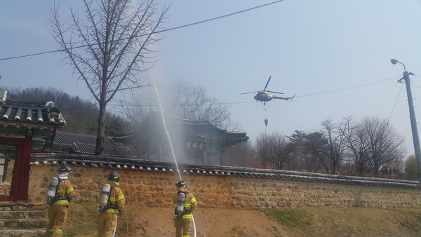 ▲ 군은 지난 28일 안계면 교촌리 비안향교(경상북도 문화재자료 제263호)에서 중요 목조문화재 자위소방능력 제고 및 산불 화재진압훈련 목적으로 목조문화재·산불화재진압훈련을 실시했다.ⓒ의성군