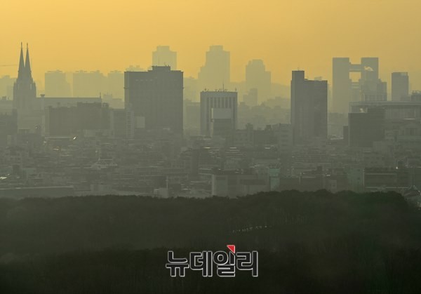 ▲ 중국발 초미세먼지에 휩싸인 서울 시내의 모습. ⓒ뉴데일리 DB