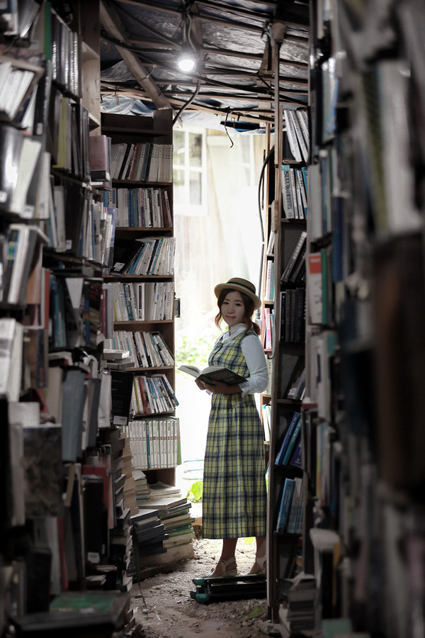 ▲ 단양 새한서점을 찾은 관광객이 책장을 배경으로 기념사진을 찍고 있다.ⓒ단양군