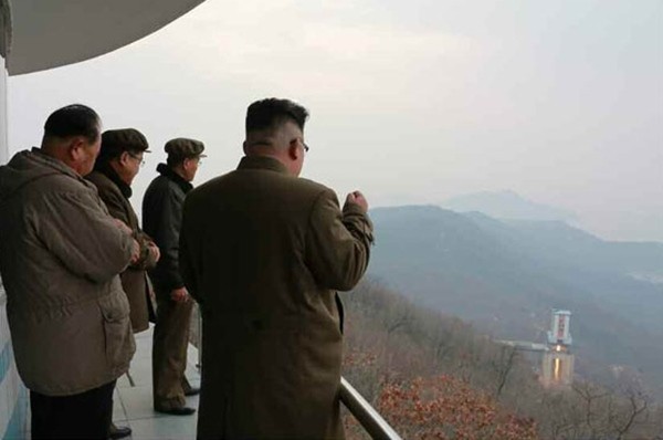 ▲ 사진은 지난 18일 북한 서해위성발사장에서 진행된 '신형 고출력 로켓엔진 지상분출시험'을 참관한 김정은(맨앞).ⓒ北선전매체 홈페이지 캡쳐
