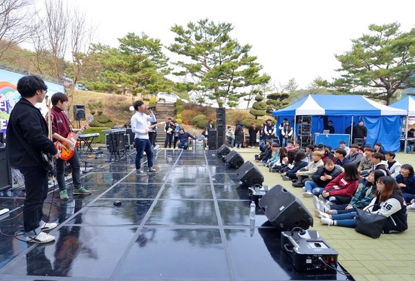 ▲ 세명대 동아리 학생들이 대학 광장에서 학생커뮤니티 페스티벌을 열고 있다.ⓒ세명대