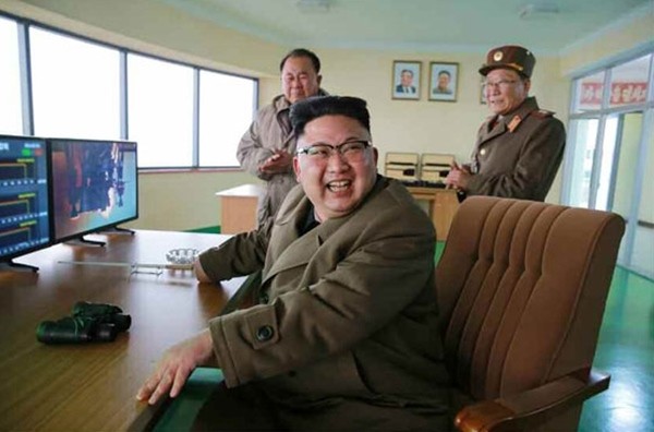 사진은 지난 18일 북한 서해위성발사장에서 진행된 '신형 고출력 로켓엔진 지상분출시험'을 참관한 김정은(맨앞)이 웃고있는 모습.ⓒ北선전매체 홈페이지 캡쳐