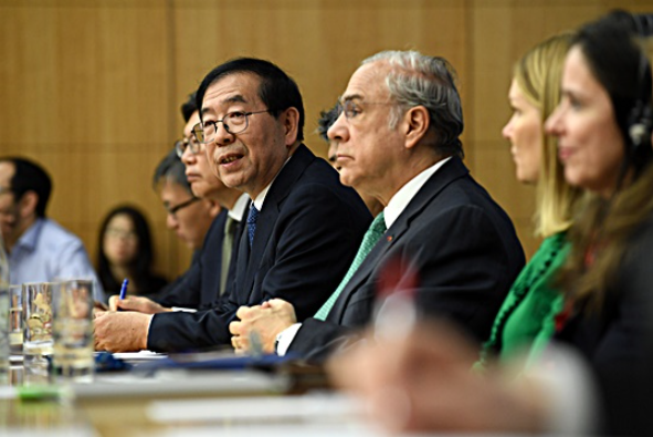 ▲ 6박 8일 일정으로 유럽을 순방 중인 박원순 서울시장이 OECD 회원국 대사 및 관계자들을 대상으로 서울형 포용적 성장 정책인 '위코노믹스'(WEconomics) 정책을 소개하고 있다.ⓒ서울시 제공