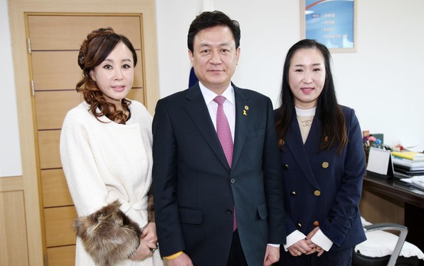 ▲ 김병우 충북교육감이 30일 홍보대사로 위촉된 조은경(맨 왼쪽), 윤소영씨와 기념촬영을 하고 있다.ⓒ충북교육청