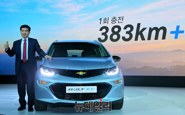 ▲ 볼트EV와 포즈를 취하고 있는 제임스 김 한국지엠 사장 ⓒ 뉴데일리 공준표