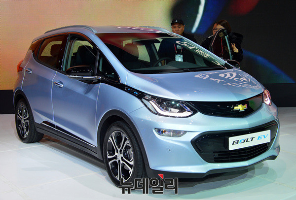 ▲ 볼트EV와 포즈를 취하고 있는 제임스 김 한국지엠 사장 ⓒ 뉴데일리 공준표