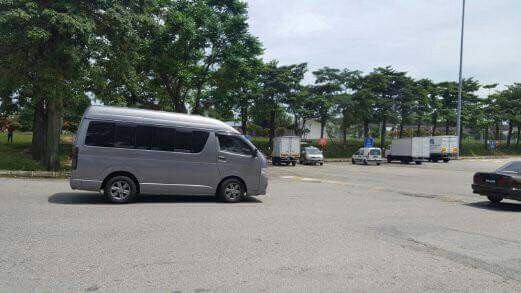 ▲ 김정남 시신을 실은 토요타 하이에이스 밴이 쿠알라풀프르 공항 화물 터미널에 진인하고 있다.(베리타 하리안 제공)