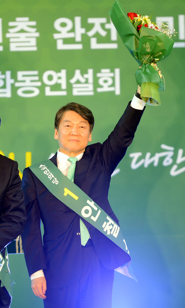 ▲ 국민의당 안철수 전 대표가 30일 TK·강원 권역 경선에서도 손학규 전 대표와 박주선 국회 부의장을 상대로 압승하며 대세론을 이어가고 있다는 평가가 나온다. ⓒ뉴시스