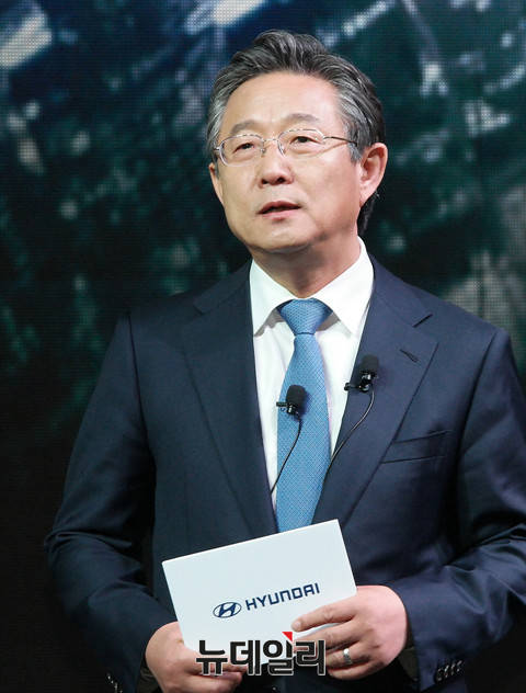 ▲ 양웅철 현대차 부회장이 아이오닉을 음성인식으로 제어하고 있다. ⓒ이기륭 기자