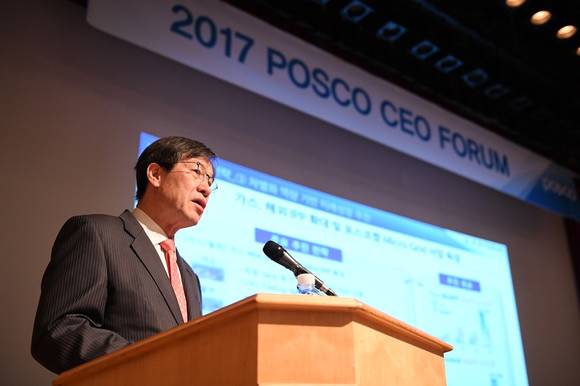 ▲ 30일 열린 포스코 CEO포럼에서 권오준 포스코 회장이 新중기전략을 발표하고 있다.ⓒ포스코