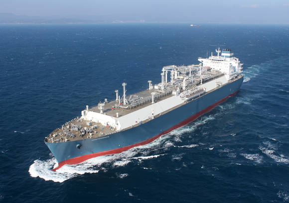▲ 2014년 현대중공업이 세계 최초로 건조해 노르웨이 회그 LNG사에 인도한 17만㎥급 LNG-FSRU 모습.ⓒ현대중공업